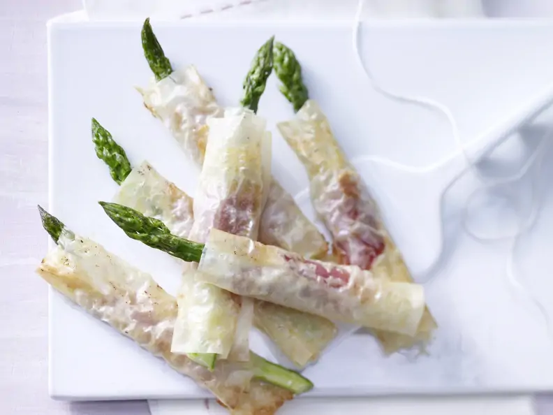 Grüner Spargel im Knusperteig