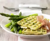 Glasierter Spargel mit Kartoffelwaffeln