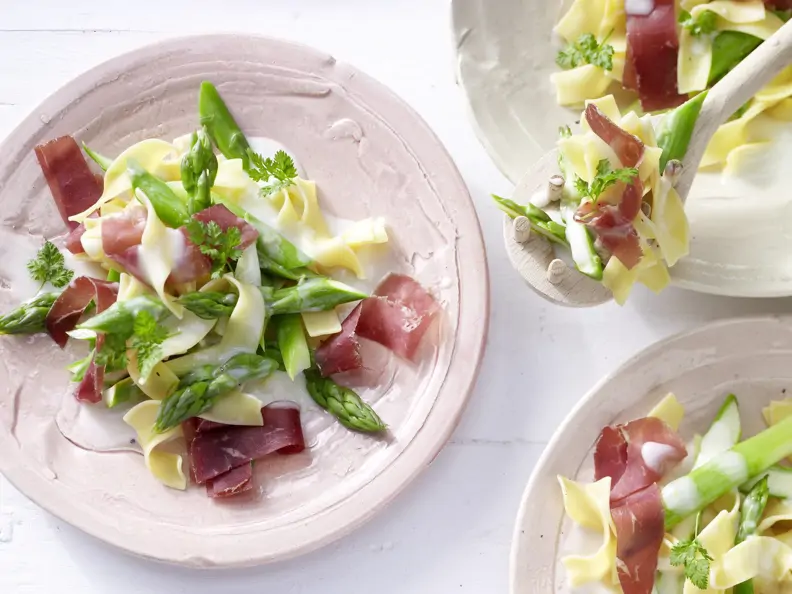 Spargel-Pasta mit Bündner Fleisch