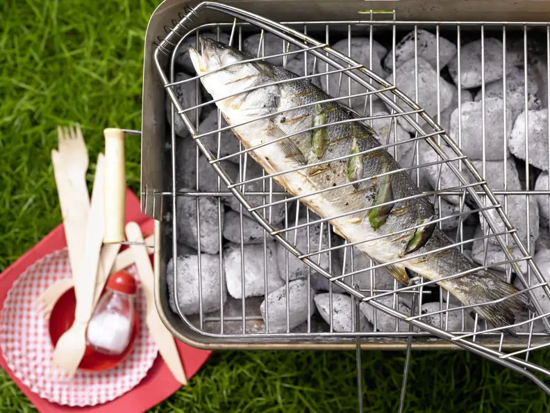 Gegrillter Wolfsbarsch mit frischem Lorbeer