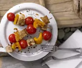 Tofu-Paprika-Spieße mit Sesamöl