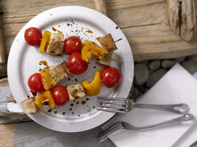 Tofu-Paprika-Spieße mit Sesamöl