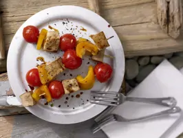 Tofu-Paprika-Spieße mit Sesamöl