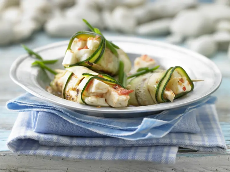 Gegrillte Zucchini-Röllchen mit Schafskäse