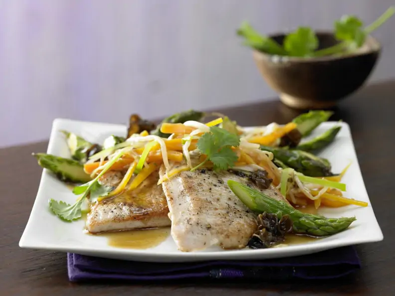 Asiatisches Spargel-Gemüse aus dem Wok