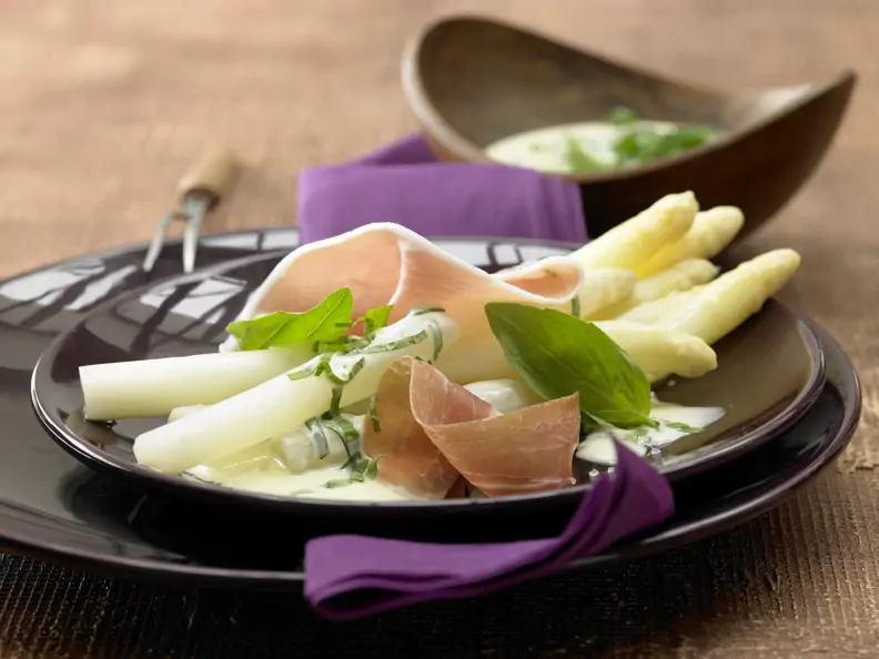 Spargel mit leichter Parmesan-Basilikum-Hollandaise