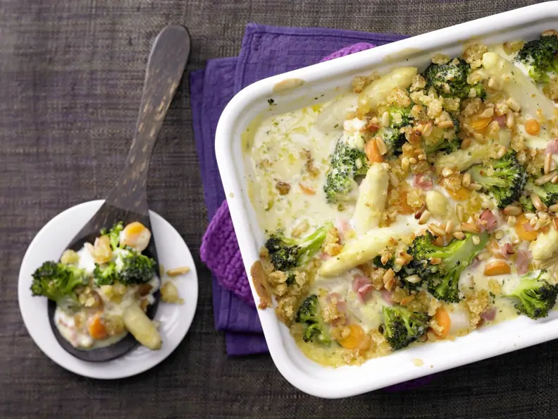 Buntes Spargel-Gratin mit Knusperhaube