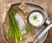 Spargel auf Schollenfilet
