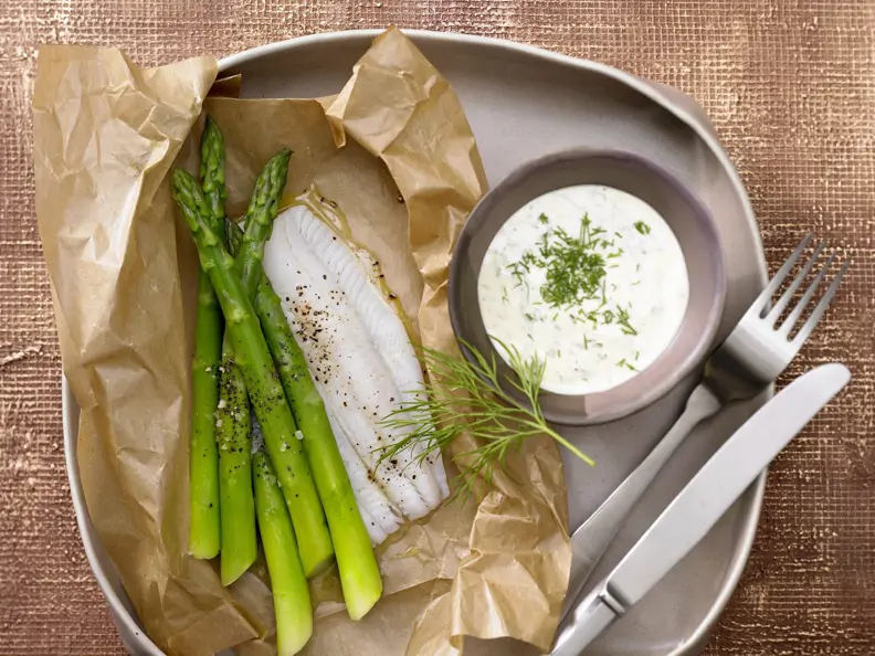 Spargel auf Schollenfilet