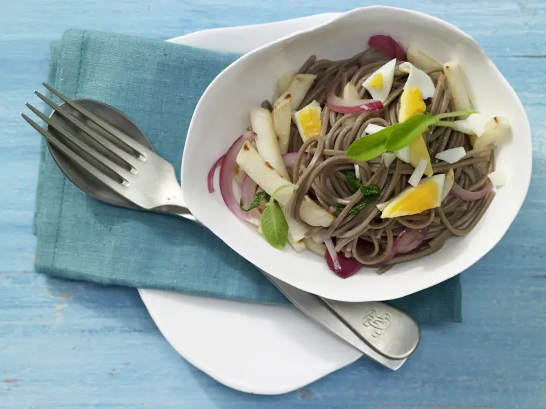 Soba-Nudeln mit Mairüben