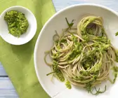Spaghetti mit Bärlauch-Mandel-Pesto