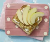 Frischer Obst-Toast mit Quark