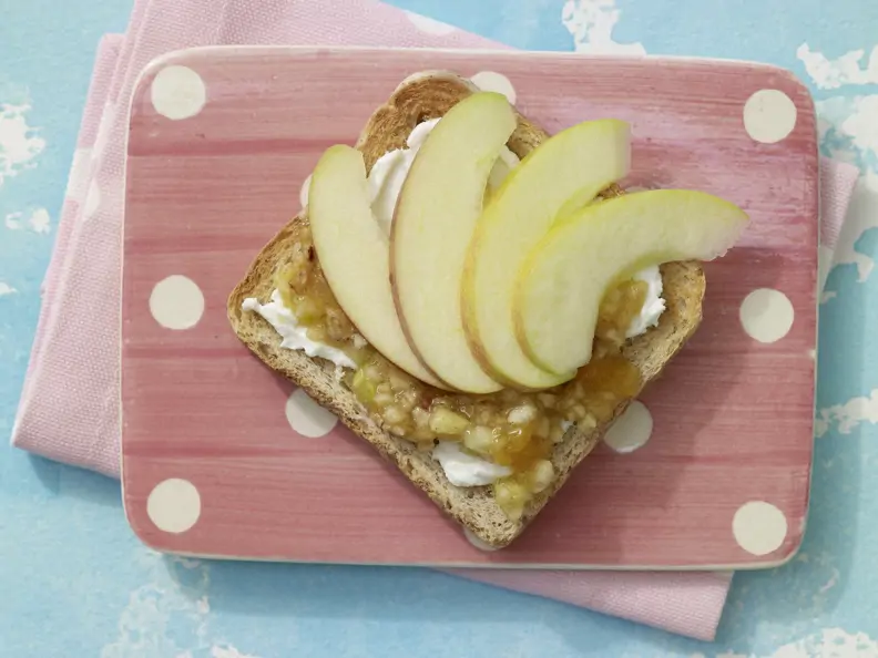 Frischer Obst-Toast mit Quark