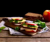 Apfel-Schinken-Burger mit Käse