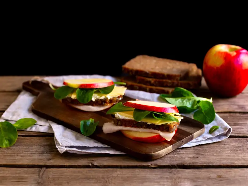 Apfel-Schinken-Burger mit Käse