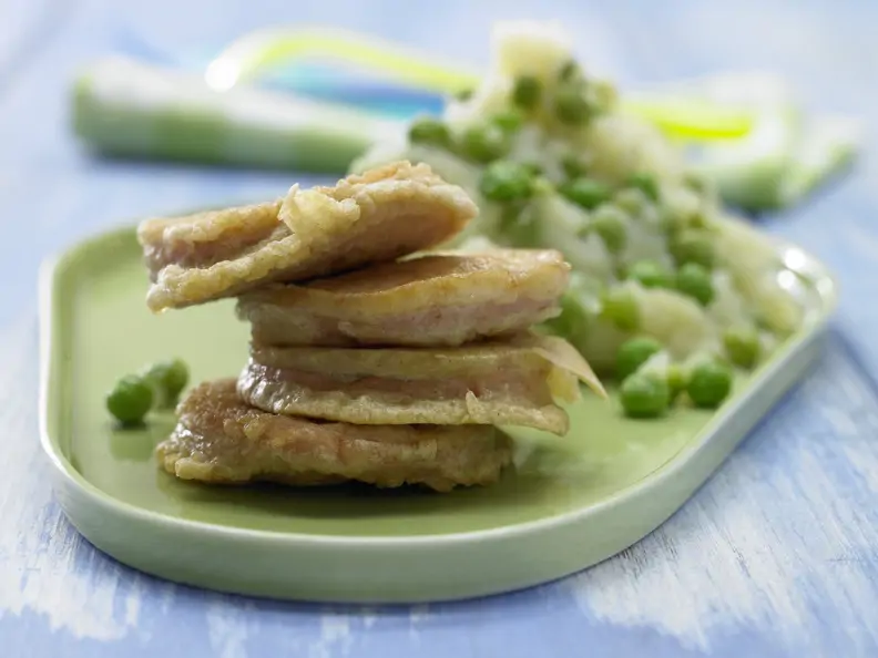 Wurstschnitzel mit grünem Püree