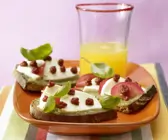 Mozzarellabrot mit Orangenschorle