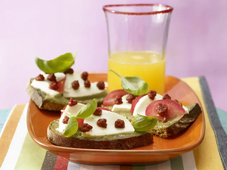 Mozzarellabrot mit Orangenschorle