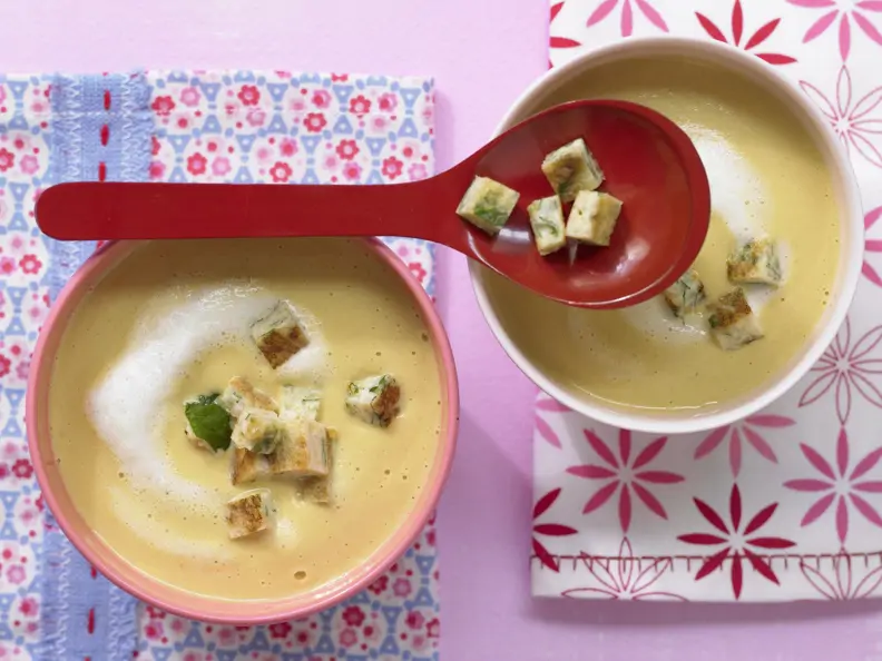 Möhrensuppe mit Pfannkuchenwürfeln