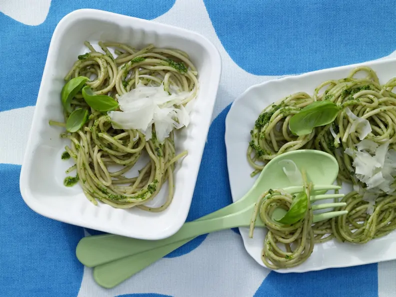 Blitznudeln mit grünem Pesto
