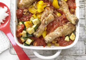 Hähnchenkeulen auf Tomatengemüse