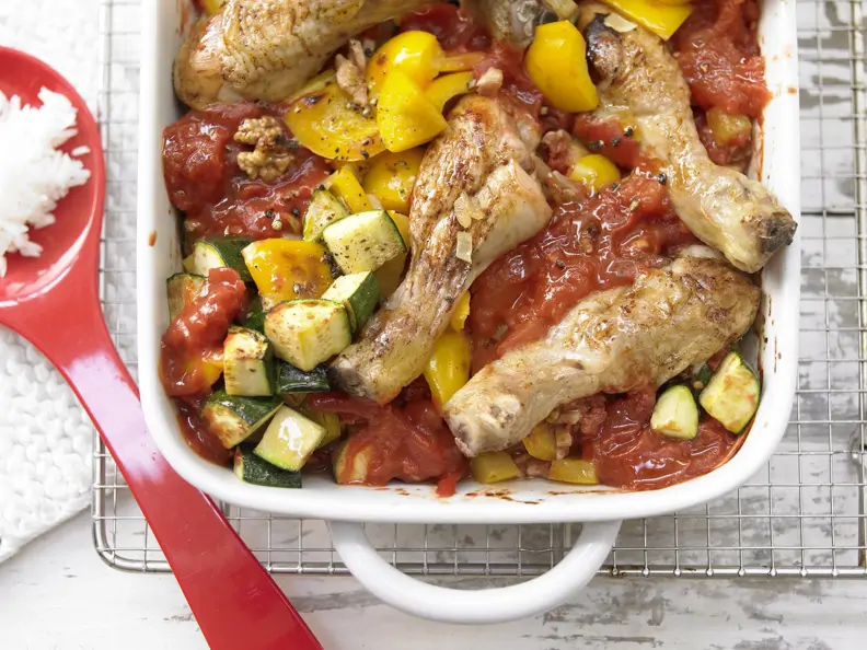 Hähnchenkeulen auf Tomatengemüse