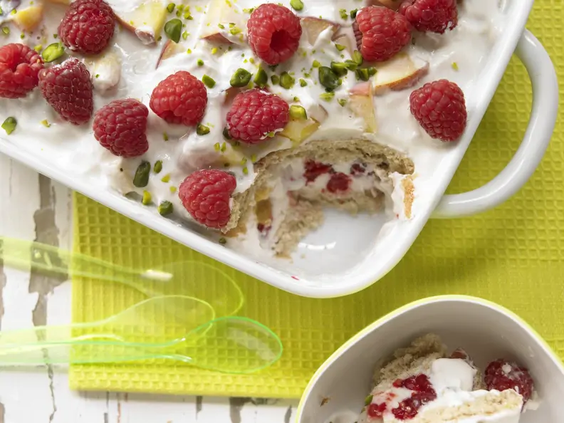 Fruchtiger Joghurt-Biskuit-Auflauf