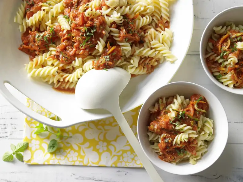 Nudeln mit Nuss-Tomaten-Sauce