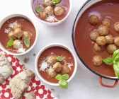 Tomatensuppe mit Hackbällchen