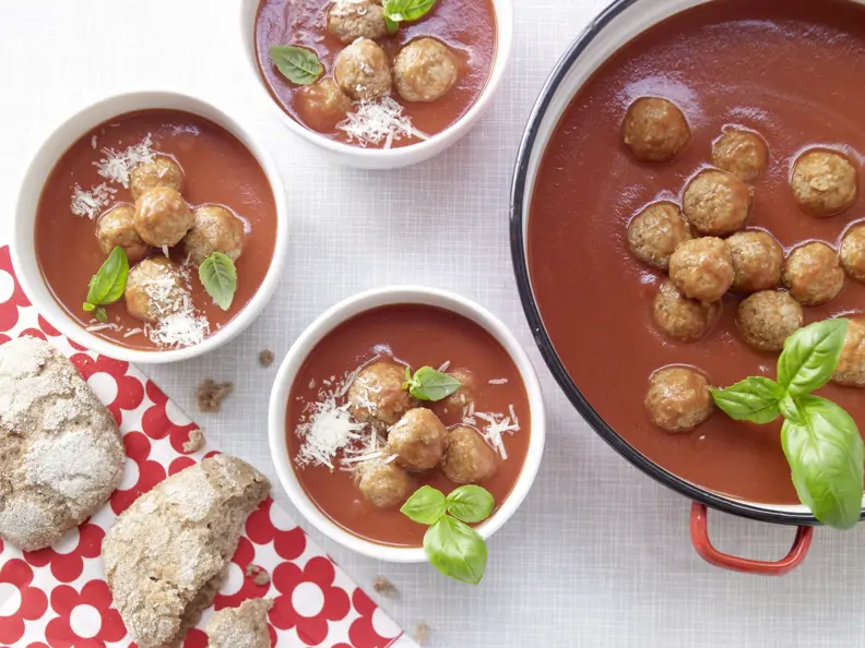 Tomatensuppe mit Hackbällchen