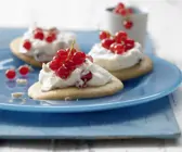 Süße Buchweizentaler mit Johannisbeer-Frischkäse-Creme