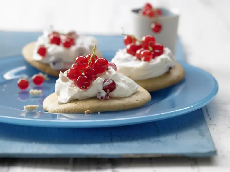 Süße Buchweizentaler mit Johannisbeer-Frischkäse-Creme