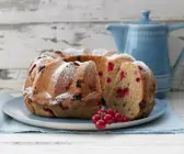 Johannisbeer-Guglhupf mit Dinkelmehl