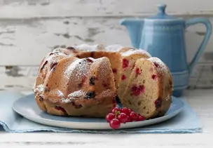 Johannisbeer-Guglhupf mit Dinkelmehl