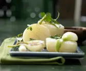 Harzer-Snack mit gebratenen Frühlingszwiebeln
