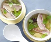 Rotbarbenfilets im Ingwersud