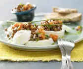 Linsensalat auf Mozzarella