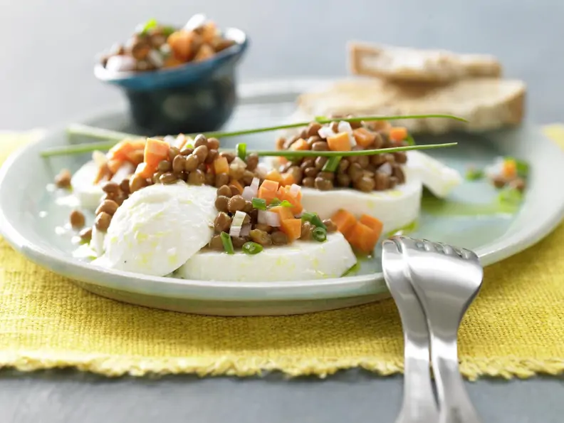 Linsensalat auf Mozzarella