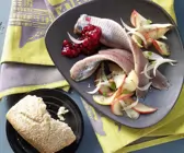 Matjes auf Apfel-Zwiebel-Gemüse