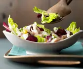 Blattsalat mit geräucherter Forelle