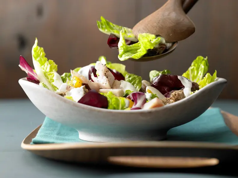 Blattsalat mit geräucherter Forelle