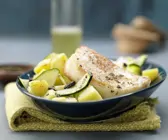 Zucchini-Salat mit gebratenem Käse