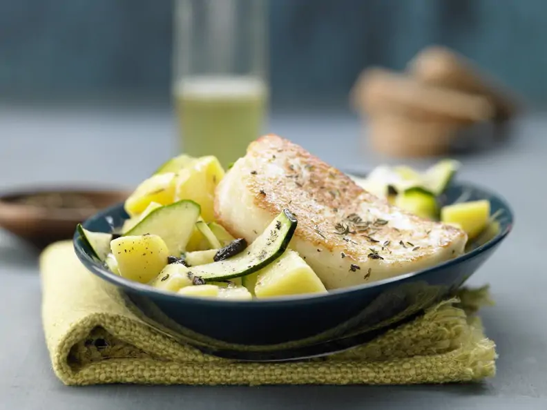 Zucchini-Salat mit gebratenem Käse