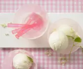 Holunderblüten-Joghurt-Eis mit Zitronenmelisse