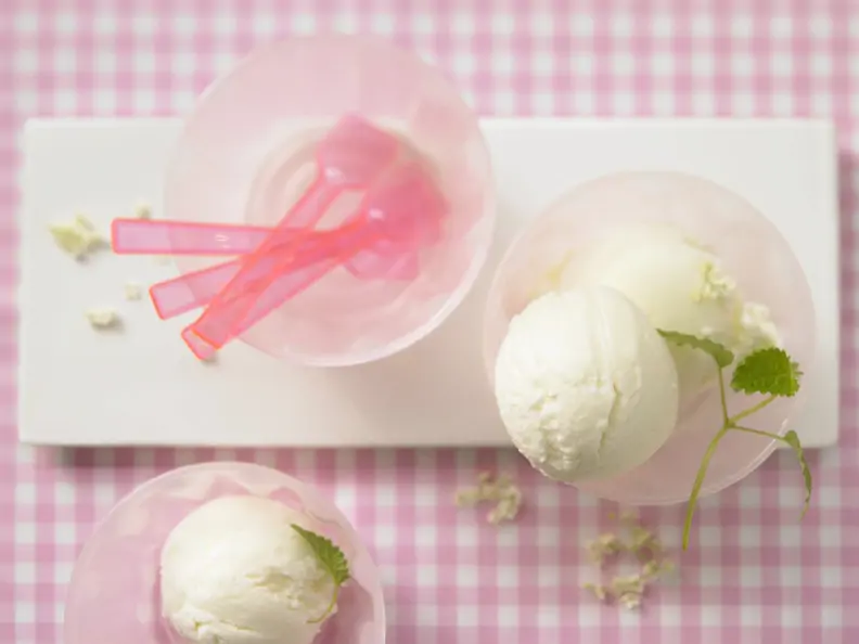 Holunderblüten-Joghurt-Eis mit Zitronenmelisse