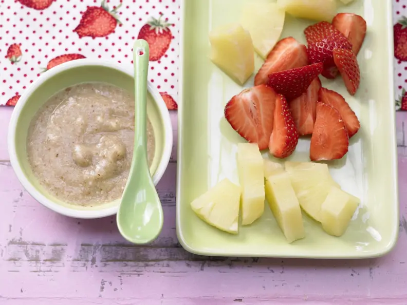 Ananas-Erdbeer-Teller mit Nuss-Dip