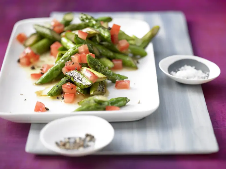 Lauwarmer Spargel-Tomaten-Salat