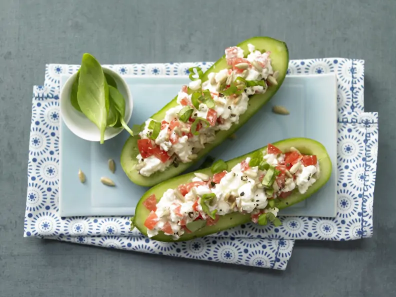 Gefüllte Mini-Gurke mit Tomaten-Frischkäse