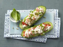 Gefüllte Mini-Gurke mit Tomaten-Frischkäse