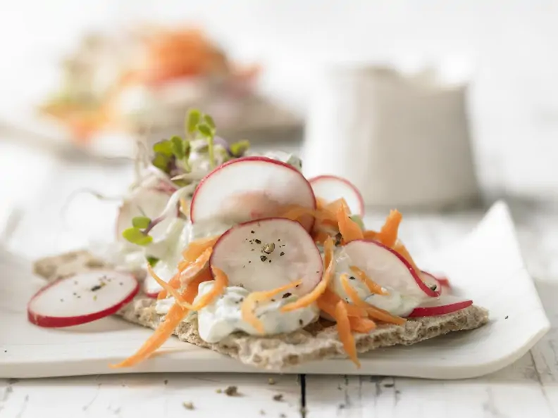 Knäcke mit Gurkenquark